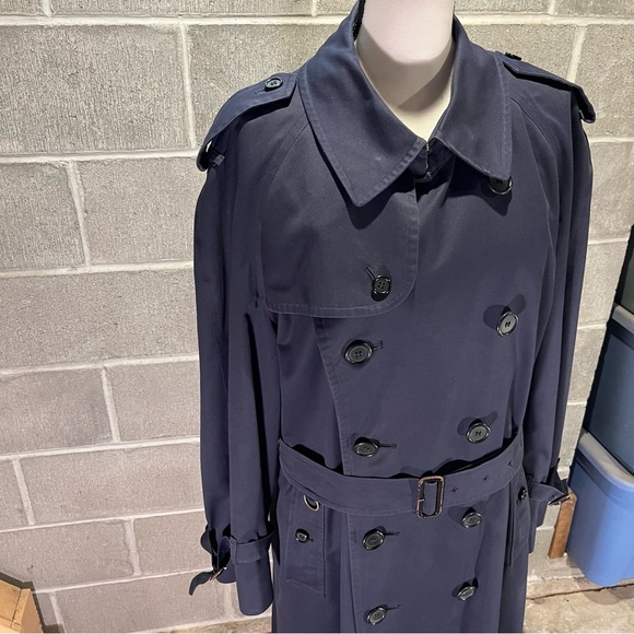Burberry trench coat. - Picture 3 of 14